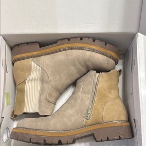 Tan Leather Ankle Boots with Rugged Sole and Padded Collar